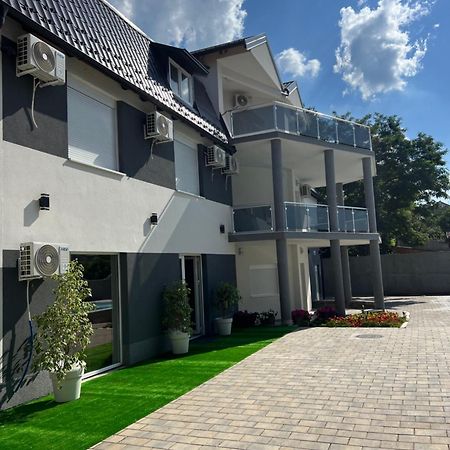 Big House Hotel Petrovaradin Bagian luar foto