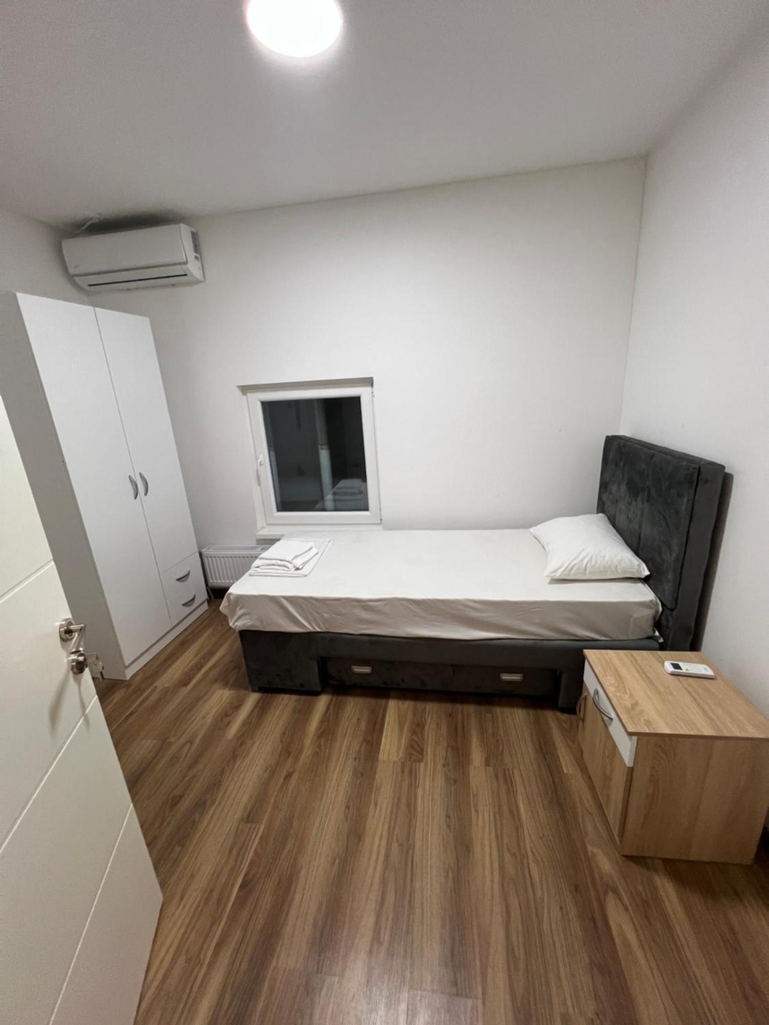 Big House Hotel Petrovaradin Bagian luar foto